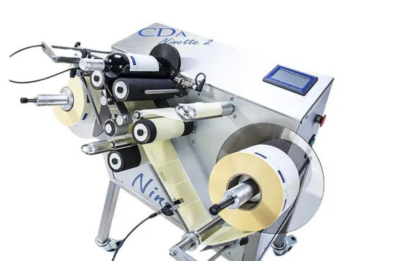 Poluautomatska mašina za apliciranje samolepljivih etiketa na vinske boce