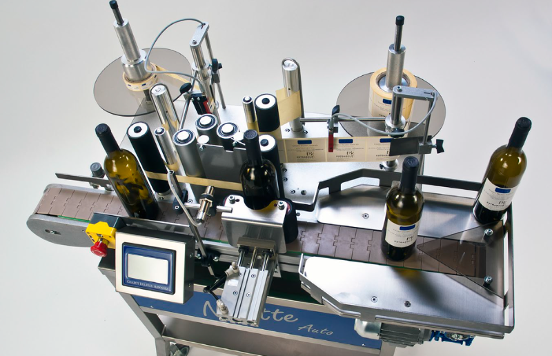 poluautomatska mašina za etiketiranje vinskih boca