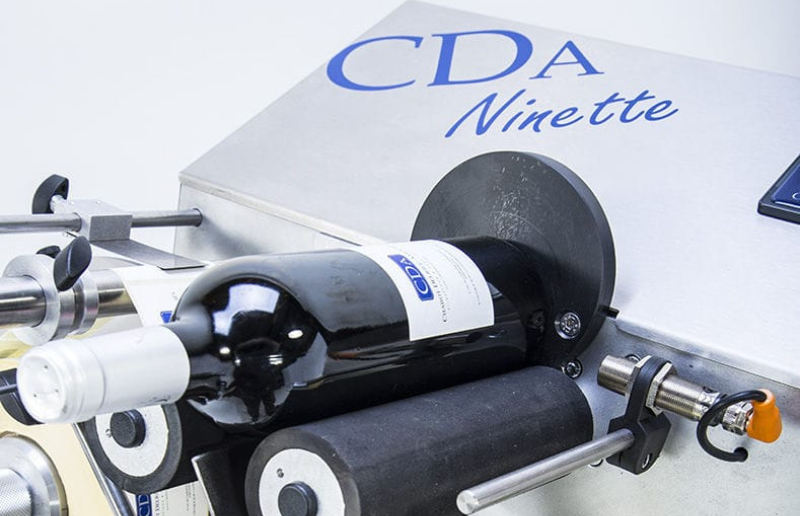 Poluautomatska mašina za apliciranje samolepljivih etiketa na vinske boce